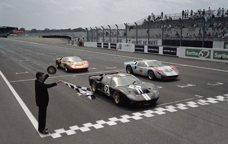 Три GT40 финишируют вновь через 40 лет