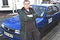 Том Мэтьюс - простодушный британский таксист