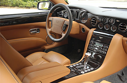 Передний ряд сидений и приборная панель Bentley Brooklands