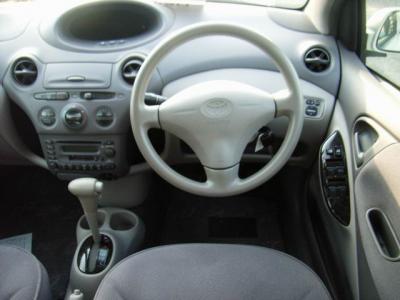 Toyota Platz   2002